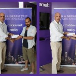 Παντελής Μισιελλής και Δάφνη Αντωνιάδη, παραλαμβάνουν το δώρο τους από το διευθυντή Μάρκετινγκ, Παναγιώτη Κίτση, στο καινούριο κατάστημα της Cablenet στον Παρισσινό