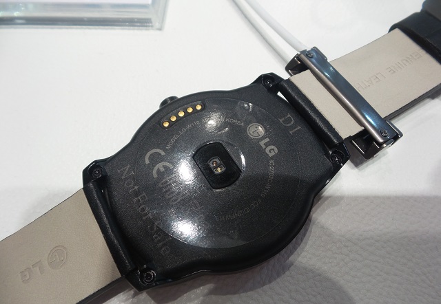 LG G Watch R hands-on 03