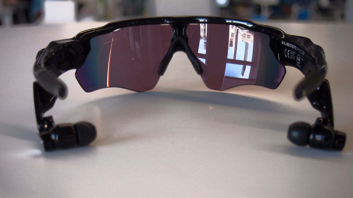 As empresas “Intel e Oakley” lançaram um óculos de sol inteligente para atletas