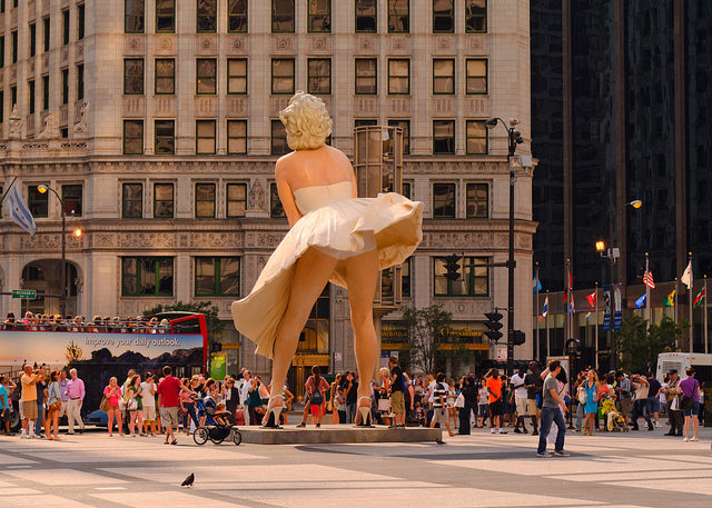 Το σέξι άγαλμα της Μέριλιν Μονρόε στην Καλιφόρνια -Τουρίστες φωτογραφίζονται κάτω από τη φούστα της [εικόνες]
