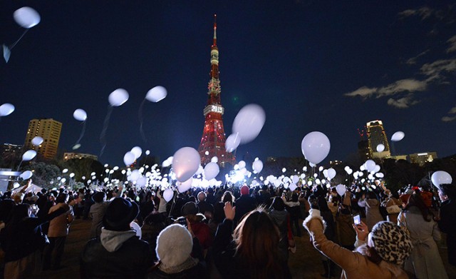 People release balloons at the Prince Park Tower Tokyo, Japan