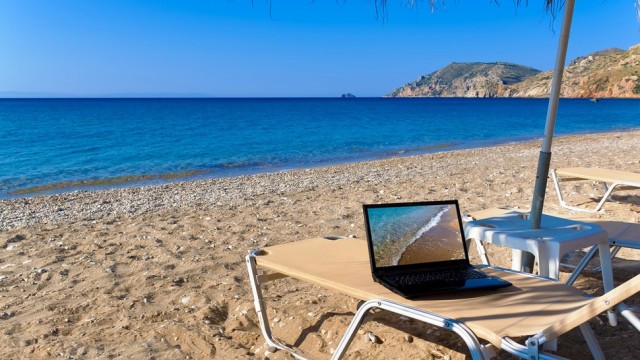 laptop-beach