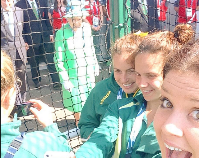 queen-elizabeth-ii-photobombing-selfies2