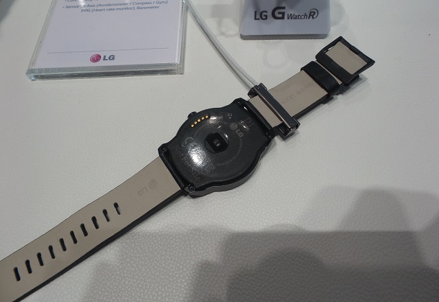 LG G Watch R hands-on 02