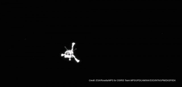 Ιδού μία φωτό του Philae από την Osiris camera του σκάφους Rosetta, αφού αποκολλήθηκε από το δεύτερο και ταξιδεύοντας προς τον κομήτη.