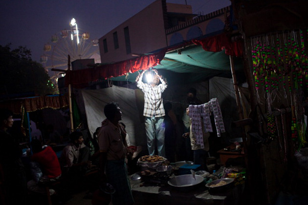 light-bulb-street-vendor-india-daniel-berehulak-getty