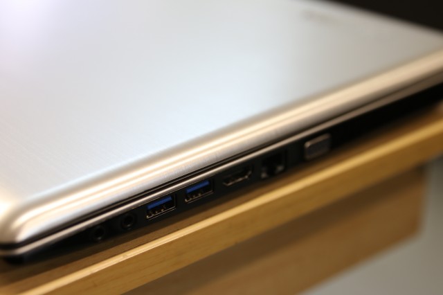 Toshiba Satellite P70_b_10C (6)