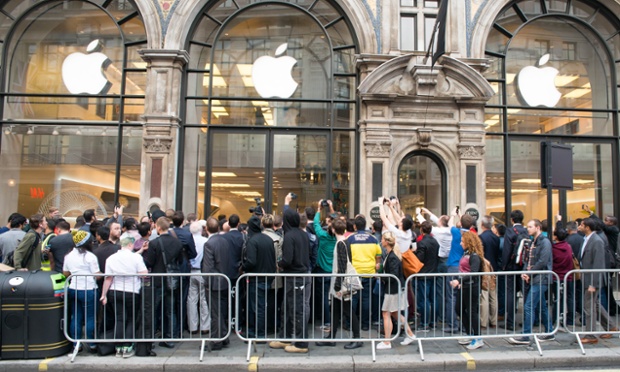 First ecstatic customers leave Apple store in London with new iPhone 6