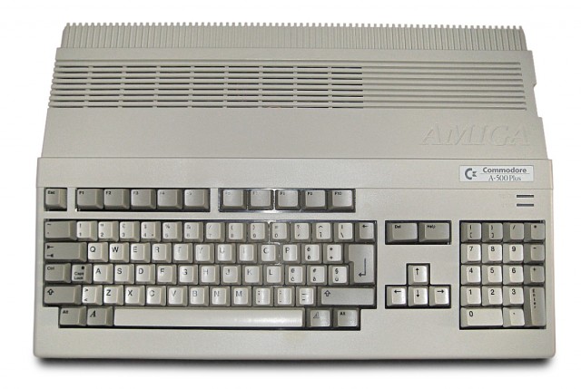 Amiga_500_Plus_(white_background)