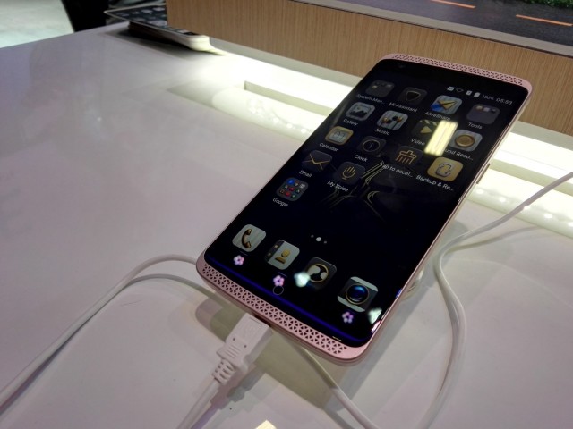 ZTE Axon Elite (14)