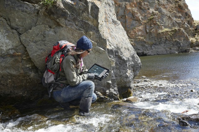 Dell_Latitude_12_Rugged_lifestyle (6)