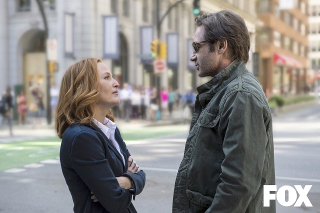 THE X-FILES: L-R: Gillian Anderson as Dana Scully and David Duchovny as Fox Mulder. The next mind-bending chapter of THE X-FILES debuts with a special two-night event beginning Sunday, Jan. 24 (10:00-11:00 PM ET/7:00-8:00 PM PT), following the NFC CHAMPIONSHIP GAME, and continuing with its time period premiere on Monday, Jan. 25 (8:00-9:00 PM ET/PT). The thrilling, six-episode event series, helmed by creator/executive producer Chris Carter and starring David Duchovny and Gillian Anderson as FBI Agents FOX MULDER and DANA SCULLY, marks the momentous return of the Emmy Award- and Golden Globe-winning pop culture phenomenon, which remains one of the longest-running sci-fi series in network television history. ©2015 Fox Broadcasting Co. Cr: Ed Araquel/FOX