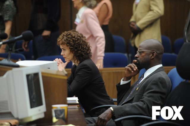 THE PEOPLE v. O.J. SIMPSON: AMERICAN CRIME STORY -- Pictured: (l-r) Sarah Paulson as Marcia Clark, Sterling K. Brown as Christopher Darden. CR: Ray Mickshaw/FX Networks