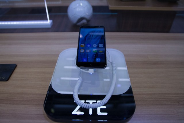 ZTE Blade V7 (1)