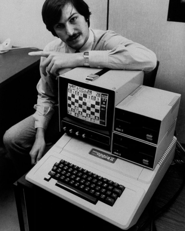 Ο Steve Jobs με τον Apple II