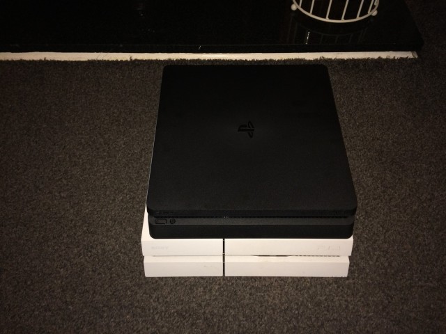 PlayStation 4 Slim 3 (Large)