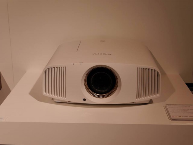 Sony VPL-VW320ES (2)