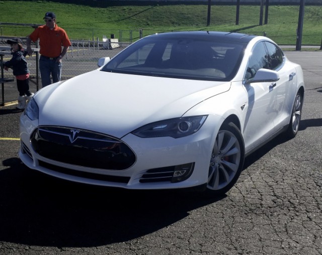 white-tesla-model-s-p85d