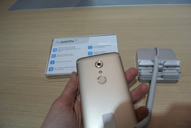 ZTE Axon 7 (2)