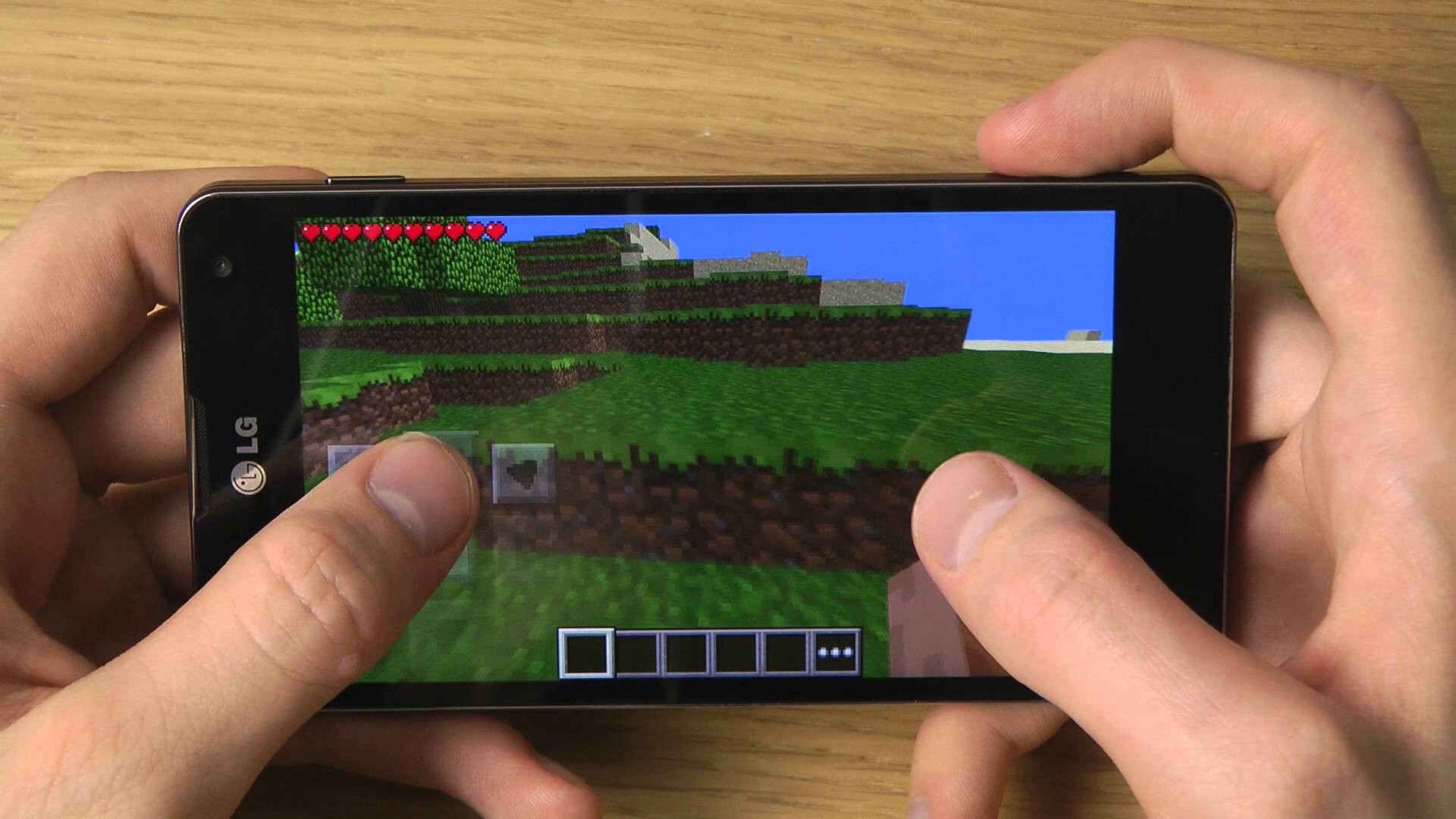 Как установить версию на планшет. Minecraft версии на телефон. Игра майнкрафт для смартфона. Планшет Minecraft. Смартфон в МАЙНКРАФТЕ.