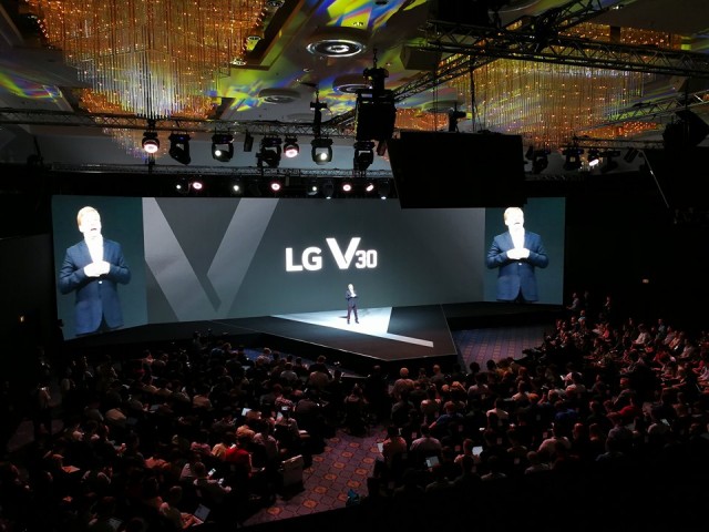 LG V30 event parousiasis