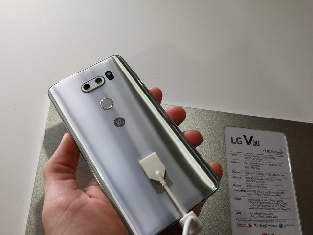 LG V30 - hands-on photo IFA 2017 - 01