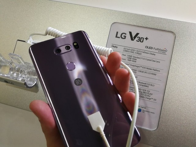 LG V30 - hands-on photo IFA 2017 - 02