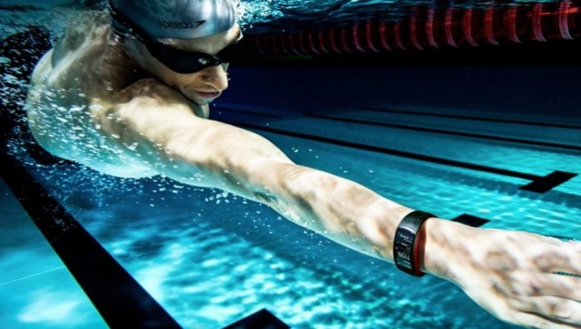 samsung_gear_fit_2_pro_guy_swimming-900x511