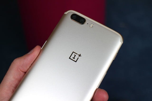 oneplus-5-soft-gold-back-hand-2-640x0