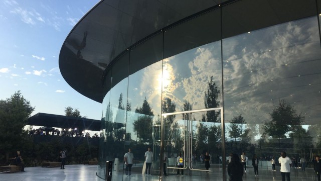 glass-campus-apple