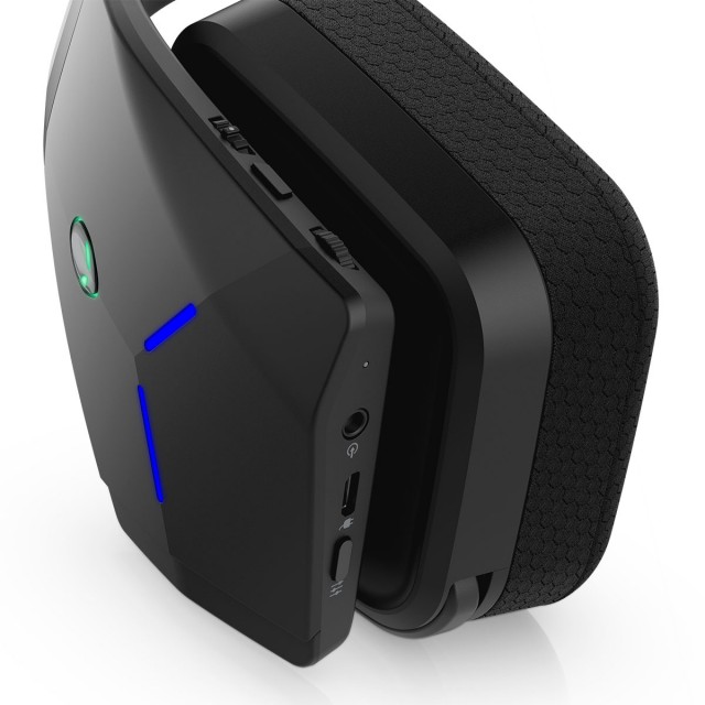 pr_Alienware-Wireless-Headset-(port-close-up)
