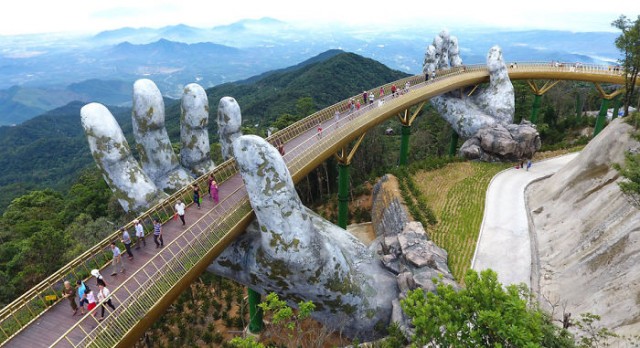 creative-design-giant-hands-bridge-ba-na-hills-vietnam-1