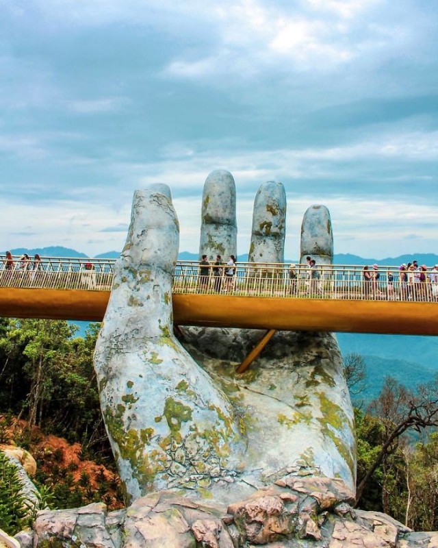 creative-design-giant-hands-bridge-ba-na-hills-vietnam-2