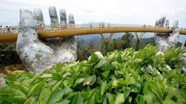 creative-design-giant-hands-bridge-ba-na-hills-vietnam-3
