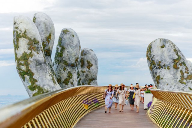 creative-design-giant-hands-bridge-ba-na-hills-vietnam-5