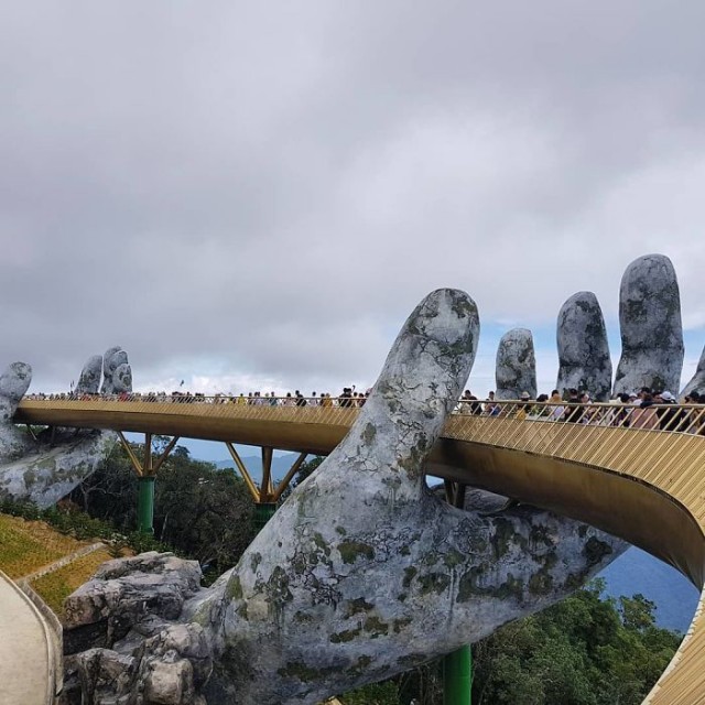 creative-design-giant-hands-bridge-ba-na-hills-vietnam-6