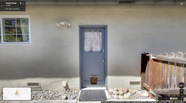 Η πλαϊνή μπλε πόρτα στο γκαράζ της Google, στη Santa Margerita, στο Palo Alto