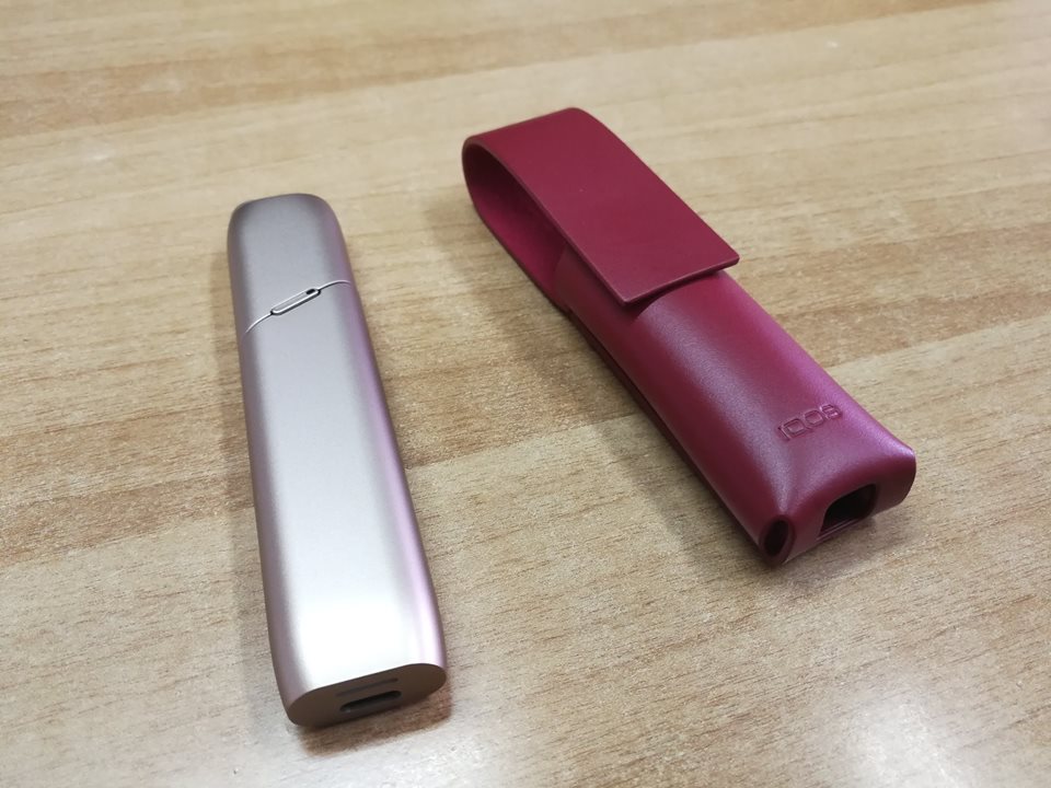 Сравнение айкоса. Айкос 3 Multi. Красный айкос 3. IQOS 3 Multi держатель. Розовый айкос 3.