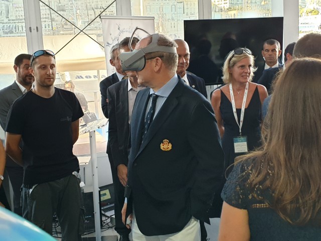 Ο Πρίγκηπας Αλβέρτος Β’ του Μονακό δοκιμάζει το VR Headset και το 5G drone της Monaco Telecom