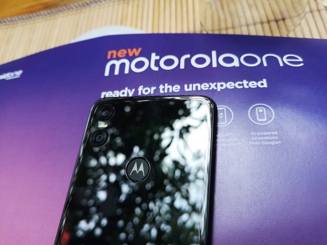 Motorola-One-03