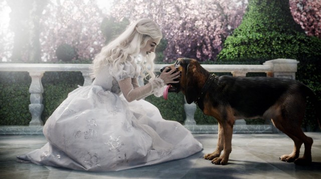COSMOTE CINEMA CHRISTMAS_Alice-In-Wonderlandjpg