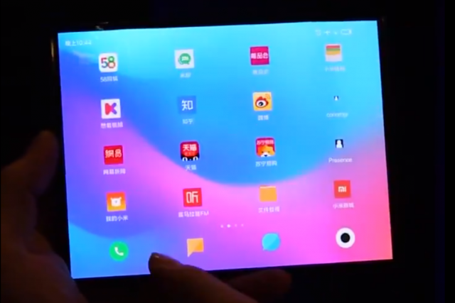 ΔΙΑΡΡΟΗ για το foldable smartphone της Xiaomi Possible-Xiaomi-branded-foldable-tablet-revealed-in-hands-on-video-640x427