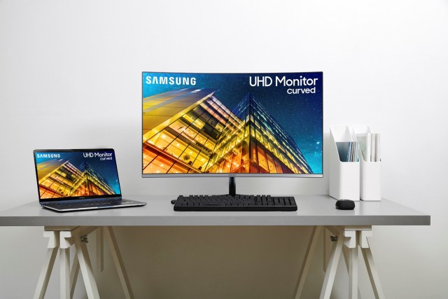 Samsung UR59C 32” Monitor (1)