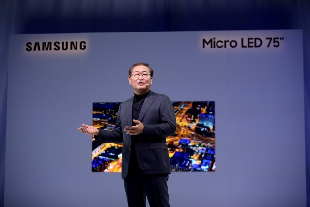 Samsung Unveils The Future of Displays at CES 2019 - JH Han_On the stage