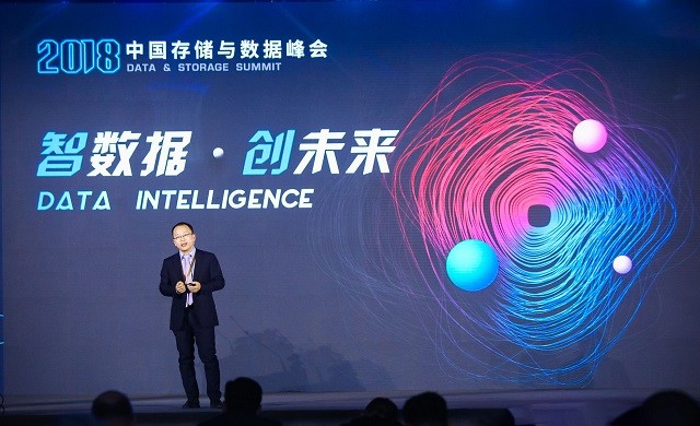 Huawei storage expert delivered a speech at the summit