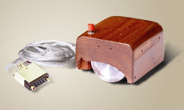 Prototype de la 1ere souris d'ordinateur presente en 1968 (la souris fut inventee en 1963 par l'ingenieur informatique americain Douglas Engelbart) --- Prototype of the 1st mouse computer presented in 1968 (invented in 1963 by Douglas C. Engelbart)