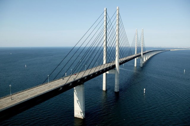 oresund-bridge-tunnel-connects-denmark-and-sweden-10