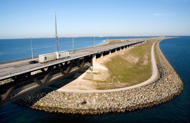 oresund-bridge-tunnel-connects-denmark-and-sweden-14