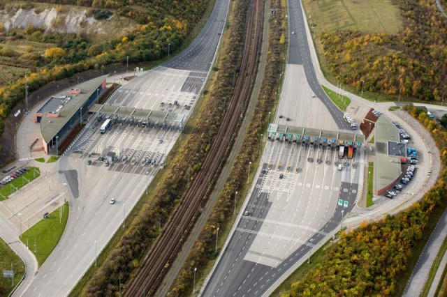 oresund-bridge-tunnel-connects-denmark-and-sweden-2