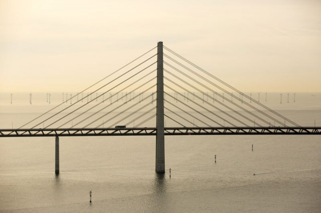 oresund-bridge-tunnel-connects-denmark-and-sweden-3